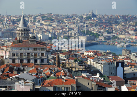 ISTANBUL, TÜRKEI. Ein Blick über den Stadtteil Beyoglu, das Goldene Horn und das Basarviertel der Stadt. 2011. Stockfoto