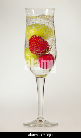 Obst und Mineralwasser in ein Champagnerglas Stockfoto