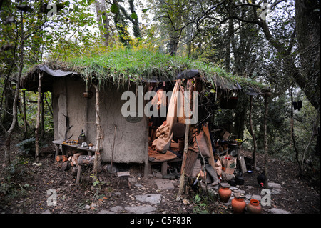 Ein Rasen überdachten Rundhaus Zugehörigkeit zu Emma Orbach Tir Ysbrydol Bereichder Brithdir Mawr Gemeinschaft in der Nähe von Newport, Pembrok Stockfoto