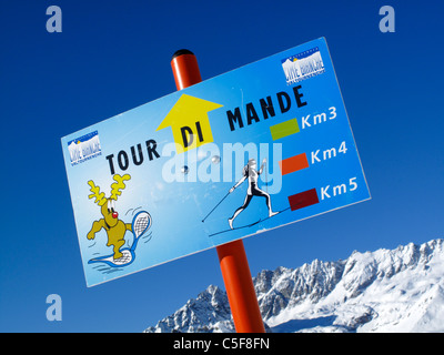 Ein Schild zeigt Skilanglauf Routen in das italienische Skigebiet in der Nähe von Cervinia Valtournenche Stockfoto