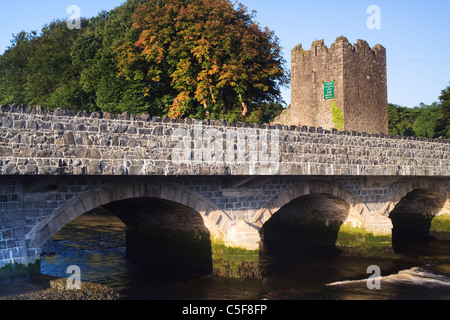 Die Hauptstraße Brücke über Glenarm im Dorf Glenarm, County Antrim, Nordirland Stockfoto