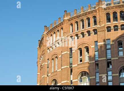 Detail der Fassade des renovierten Gebäude der Gasometer (ehemalige Gastank), Simmering, Wien (Wien), Österreich Stockfoto