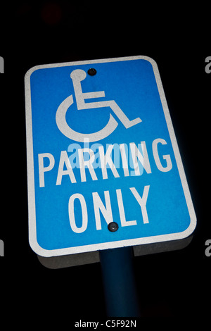 Handicap-Parken nur Zeichen Stockfoto