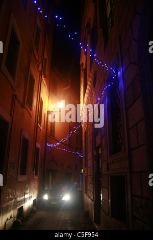 Auto mit Weihnachtsbeleuchtung in der Straße in der Nacht in Rom Italien Stockfoto