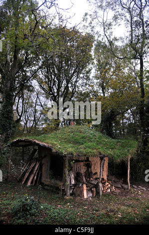 Ein Rasen überdacht Rundhaus Tir Ysbrydol Bereichder Brithdir Mawr Gemeinschaft in der Nähe von Newport, Pembrokeshire Stockfoto