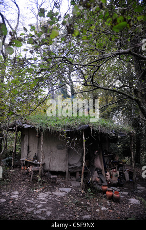 Ein Rasen überdacht Rundhaus Tir Ysbrydol Bereichder Brithdir Mawr Gemeinschaft in der Nähe von Newport, Pembrokeshire Stockfoto