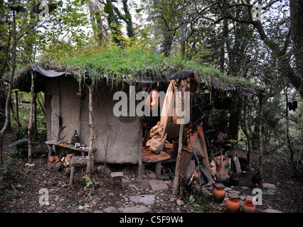 Ein Rasen überdachten Rundhaus Zugehörigkeit zu Emma Orbach Tir Ysbrydol Bereichder Brithdir Mawr Gemeinschaft in der Nähe von Newport, Wales Stockfoto