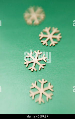 Snowflake Ornamente auf grünem Hintergrund Stockfoto