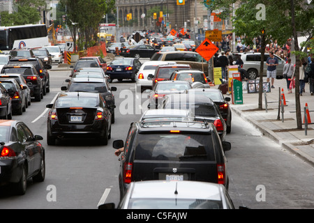 die Innenstadt von verkehrsreichen wegen Straßenbauarbeiten in Toronto Ontario Kanada Stockfoto