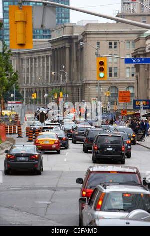 die Innenstadt von verkehrsreichen wegen Straßenbauarbeiten in Toronto Ontario Kanada Stockfoto