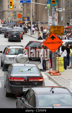 die Innenstadt von verkehrsreichen wegen Straßenbauarbeiten in Toronto Ontario Kanada Stockfoto
