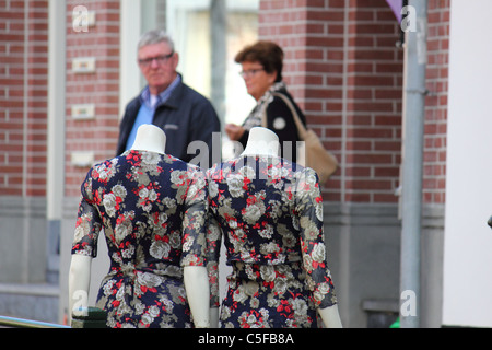 zwei Mannequin Puppen ohne Kopf auf der Straße, konzeptionelle Bild Stockfoto