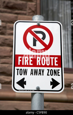 keine Parkplätze-Feuer-Route tow away Zone Zeichen in der Innenstadt von Toronto Ontario Kanada Stockfoto