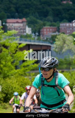 Radfahren in Little Falls, den Erie Canal Bike Radtour, Mohawk Valley, New York State, USA Stockfoto