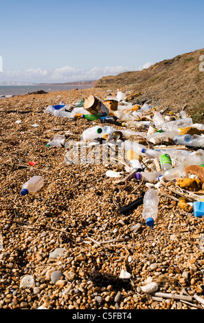 Müll angespült an einem Strand in der Isle Of Wight, England Stockfoto