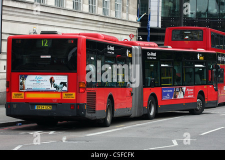 Eine kurvenreiche Bus Reisen in London Stockfoto