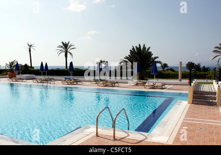 HOTEL-SCHWIMMBAD AUF DER GRIECHISCHEN INSEL KOS. Stockfoto