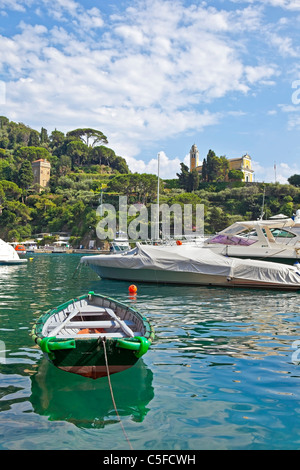 Portofino - eine Hafenstadt in Ligurien am Mittelmeer mit vielen Yachten. Ein Treffpunkt für die reichen. Stockfoto