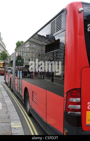 Blick entlang der Seite eine kurvenreiche Bus Reisen in London Stockfoto