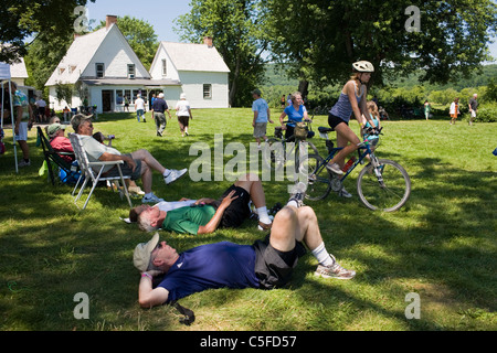 Erie-Kanal Biker machen Sie eine Pause am Mabee Farm Historic Site, Rotterdam, Mohawk Valley, New York State Stockfoto