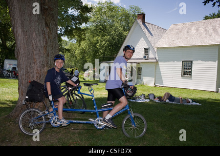 Vater und Sohn Biker an Mabee Farm Historic Site, Rotterdam, Mohawk Valley, New York State Stockfoto