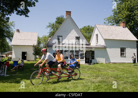 Eltern und Tochter Biker an Mabee Farm Historic Site, Rotterdam, Mohawk Valley, New York State Stockfoto