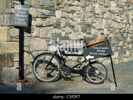 Altes Fahrrad verwendet als Zeichen für Bäckerei im Dorf von Baden-Baden, South Lakeland, Cumbria, England UK Stockfoto