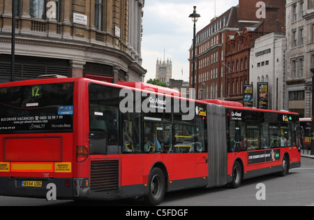 Eine kurvenreiche Bus Reisen in London Stockfoto