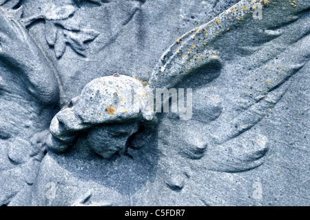 Nahaufnahme eines steinernen Engel am Grabstein Stockfoto