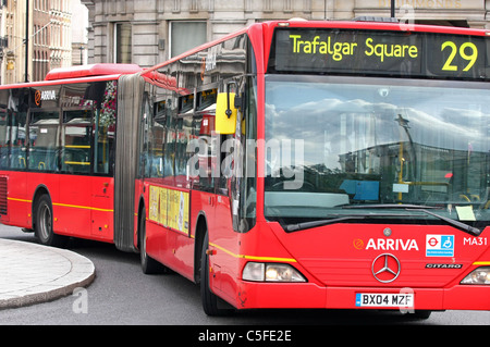 Eine kurvenreiche Bus Reisen in London Stockfoto