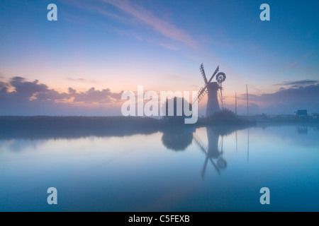 Sunrise, Thurne Mill auf den Fluß Thurne, Norfolk Broads Stockfoto