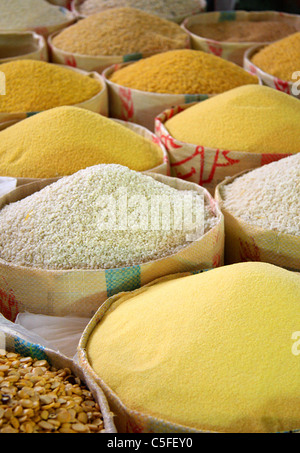 Körner, einschließlich Couscous, präsentiert in Säcken zum Verkauf auf einem Stall in einem Souk/Markt in der Medina, Essaouira, Marokko, Afrika Stockfoto