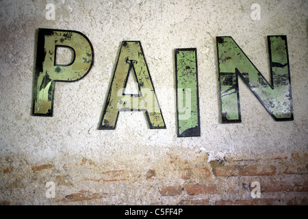 Melden Sie sich, sagte PAIN (Brot) an einer Wand in Frankreich. Stockfoto