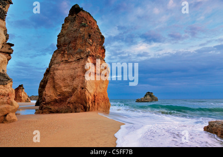 Portugal, Algarve: Rock am Strand Praia da Rocha in Portimao Stockfoto