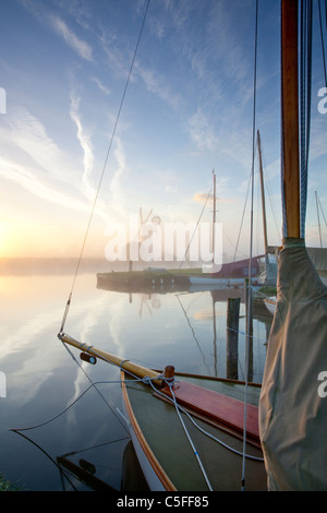 Sunrise, Thurne Mill auf den Fluß Thurne, Norfolk Broads Stockfoto