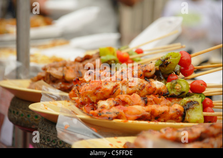 Thai-Küche Grill Huhn und Schweinefleisch-Spieße am Chatuchak-Wochenendmarkt in Bangkok, Thailand Stockfoto