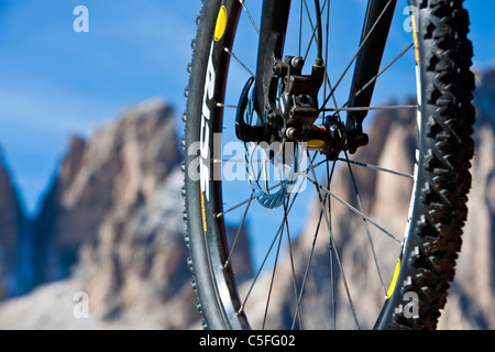 Mountainbike Fahrrad-Rad vor Tre Cime di Lavaredo in den Sextener Dolomiten, Südtirol, Italien Stockfoto