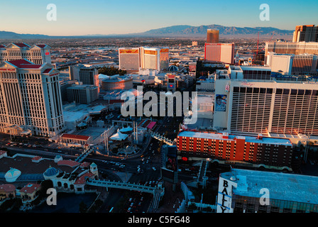 Las Vegas Strip bei Sonnenuntergang. Von der Spitze des Eiffel Tower Hotel betrachtet. Stockfoto
