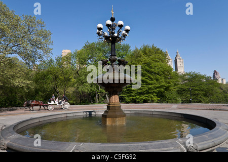 Brunnen und Pferd gezogenen Kutsche, Cherry Hill, Central Park, New York Stockfoto