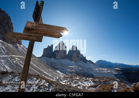 Wegweiser vor Tre Cime di Lavaredo in den Sextener Dolomiten, Südtirol, Italien Stockfoto