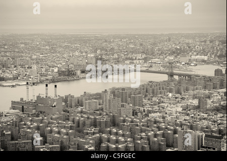 Brooklyn Skyline Arial Ansicht von New York City Manhattan mit Williamsburg Bridge über East River Stockfoto