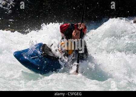 Wildwasser-Kajakfahrer Reiten Klasse IV rapid River Inn in der Nähe von Pfunds, Österreich Stockfoto