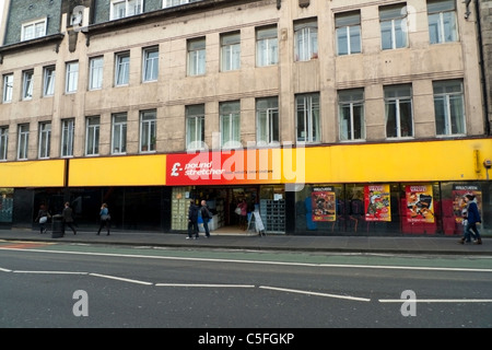 Poundstretcher Geschäft Verkauf billig Mist Außenansicht in Edinburgh Schottland UK KATHY DEWITT Stockfoto