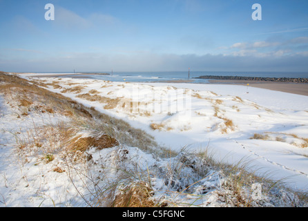 Ein Wintertag zeigt den Strand und die Dünen am Meer an der Küste von Norfolk Palling Stockfoto