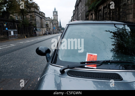 Ein Auto mit einem Parkplatz feine Ticket auf der Windschutzscheibe in der city Street in Edinburgh, Schottland Großbritannien KATHY DEWITT geparkt Stockfoto