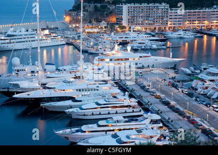 Luxus-Yachten in den Haupthafen in der Abenddämmerung, Monte Carlo, Monaco Stockfoto