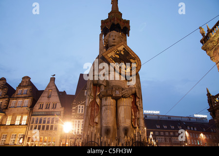 beleuchtete Statue von Roland am Marktplatz Bremen - Bremen, Deutschland, Freie Hansestadt Stadt Bremen, Deutschland Stockfoto