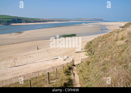 Weite Sandstrand hinter den Dünen auf der Ostseite von der Mündung des Flusses Camel in der Nähe von Rock, North Cornwall Stockfoto