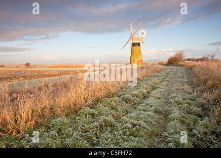 St. Benet Entwässerung Mühle an einem frostigen Morgen auf den Norfolk Broads Stockfoto