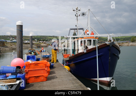 Fischer landen Fisch von einem Fischerboot Burry Port Hafen Carmarthenshire Wales Cymru UK GB Stockfoto